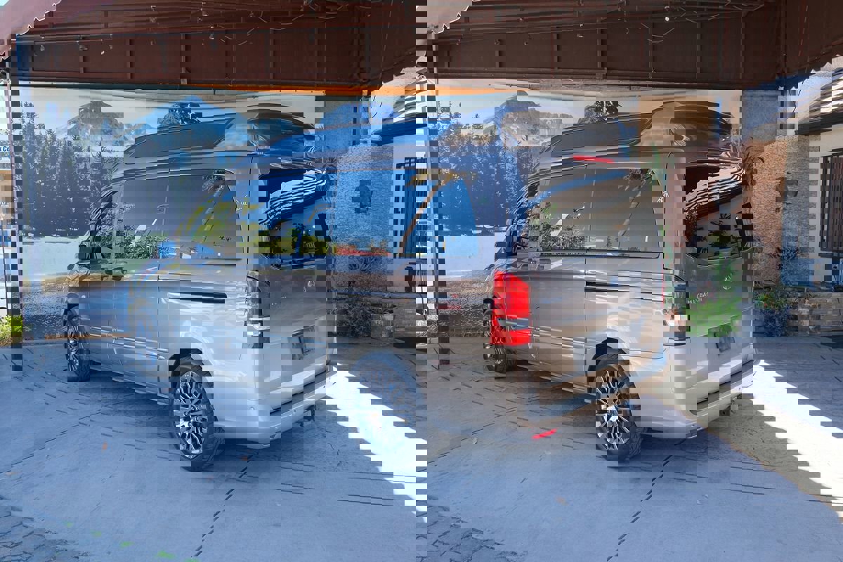 Used 2018 Mercedes-Benz Metris Passenger image 3