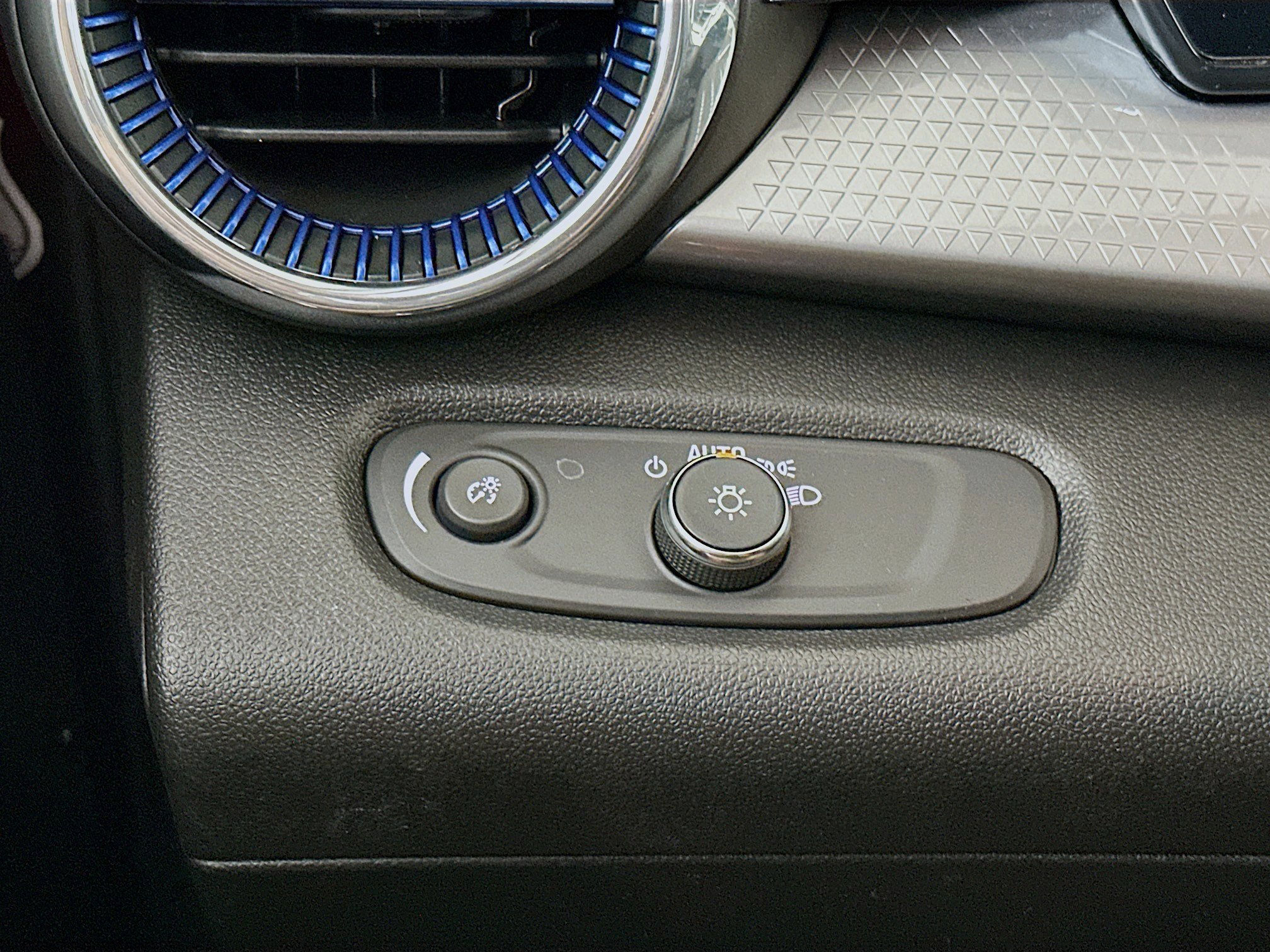 Used 2025 Chevrolet Trax LT w/ LT Convenience Package image 16