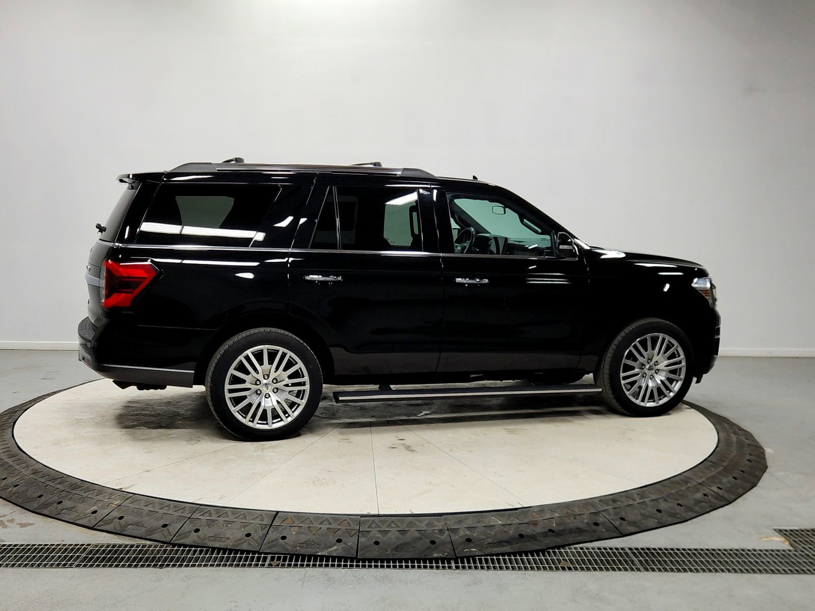 Used 2024 Ford Expedition Limited image 8