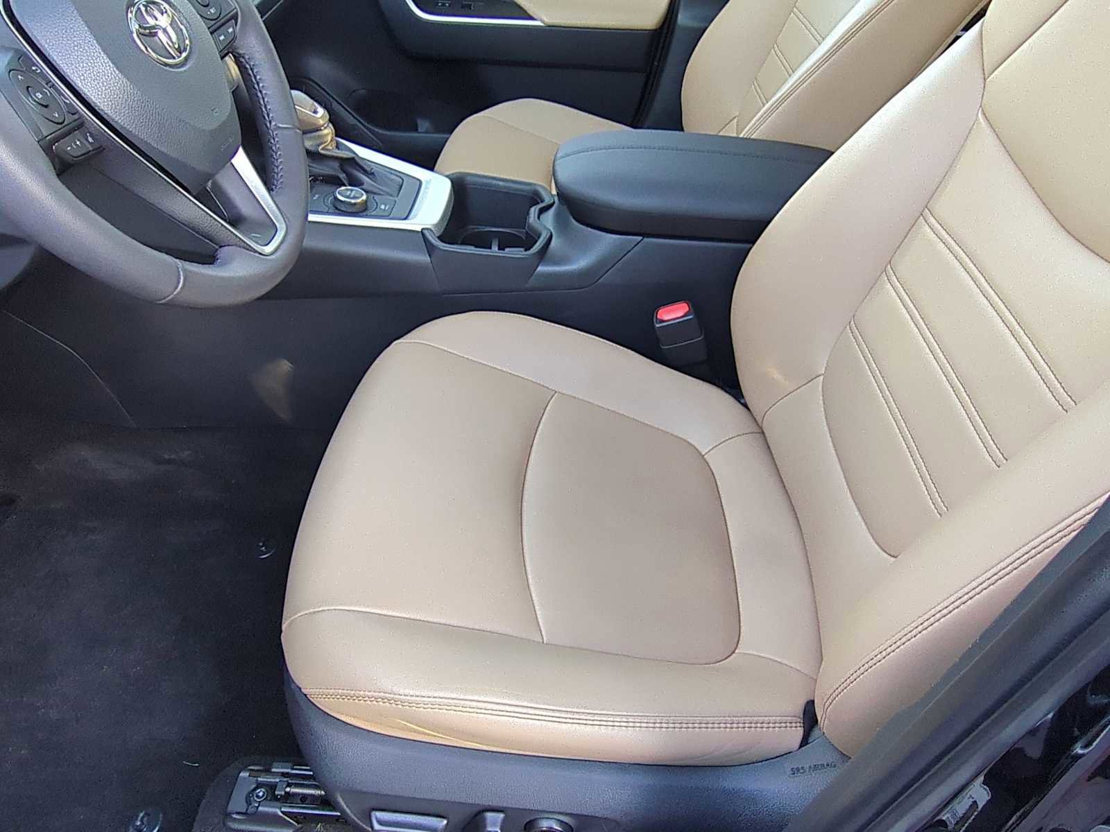 Used 2023 Toyota RAV4 XLE Premium image 17