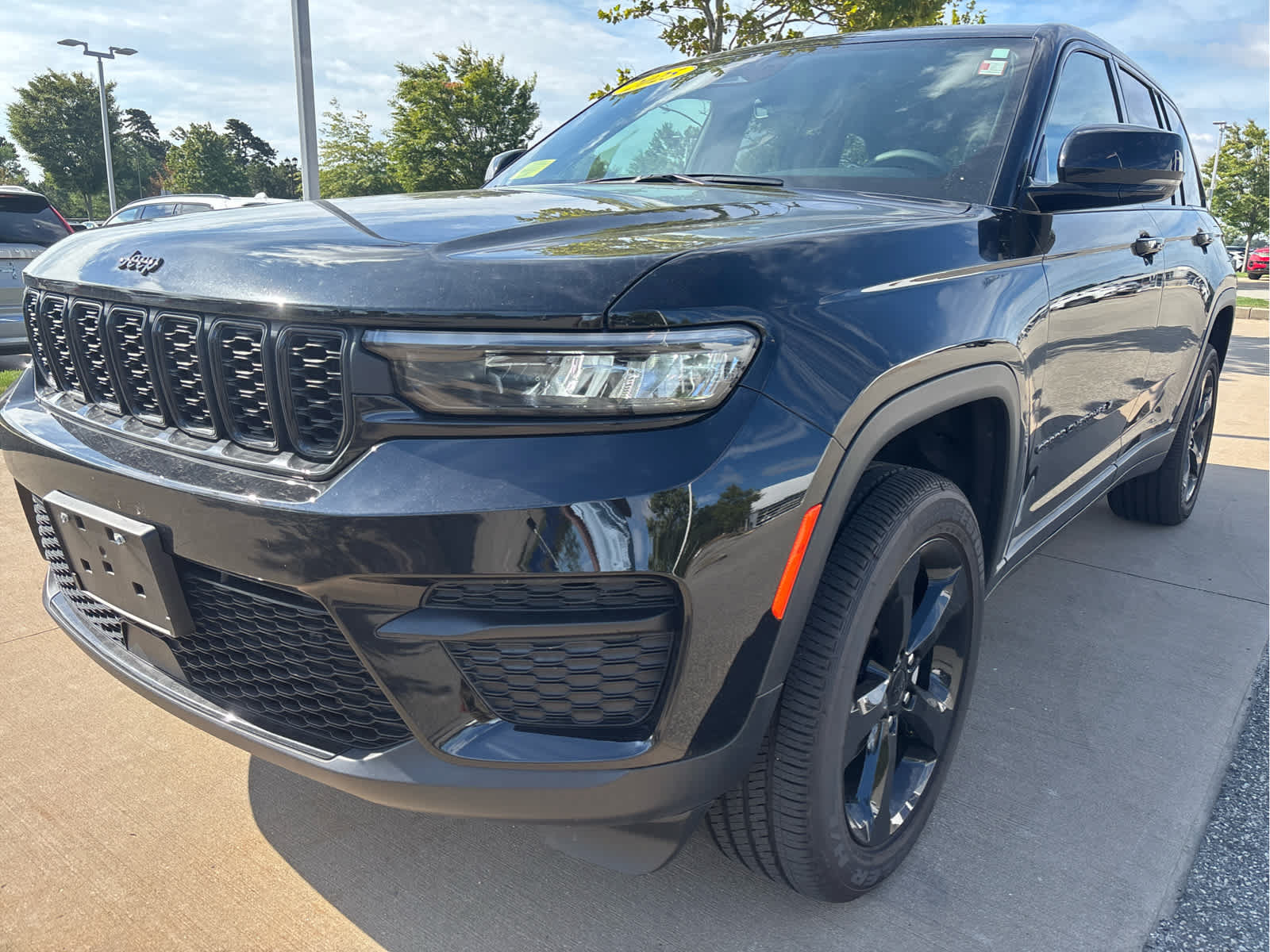 Used 2025 Jeep Grand Cherokee Altitude AWD/4WD image 4
