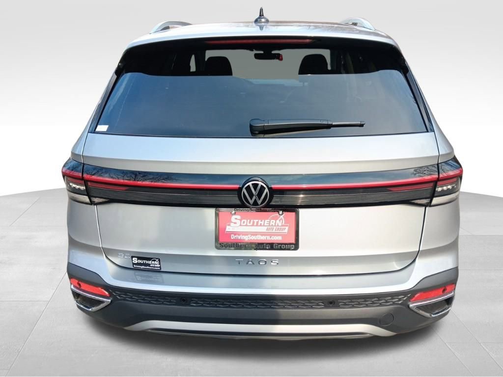 Used 2025 Volkswagen Taos SE image 4