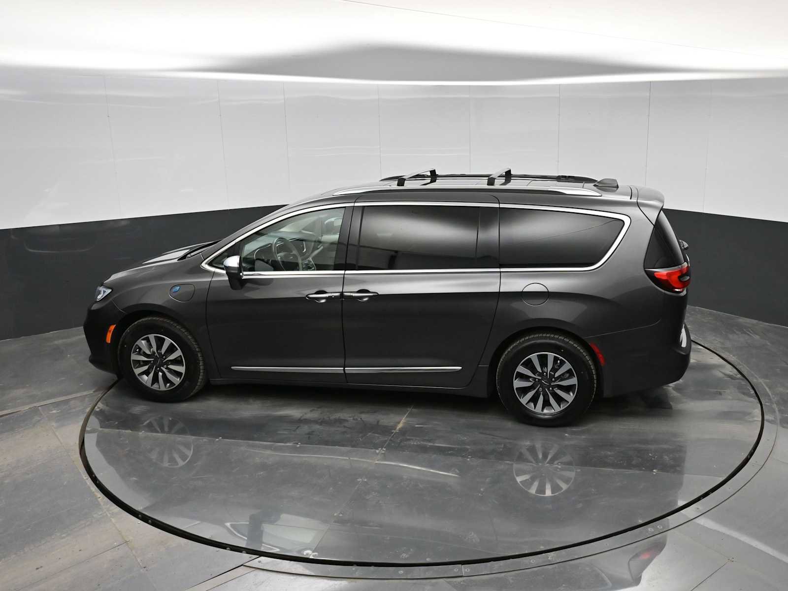 Used 2021 Chrysler Pacifica Limited w/ Uconnect Theater Family Group image 25