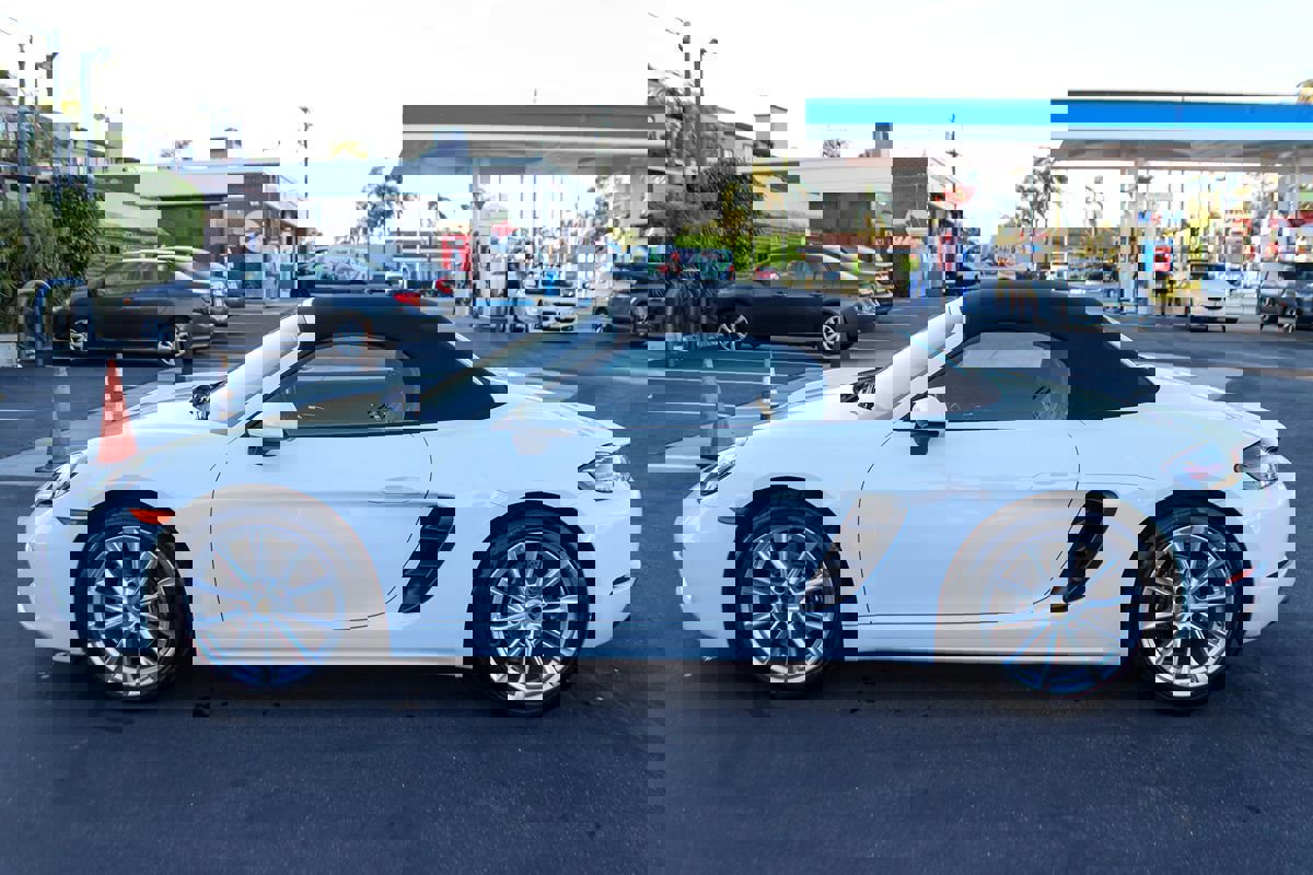 Used 2018 Porsche 718 Boxster RWD image 12