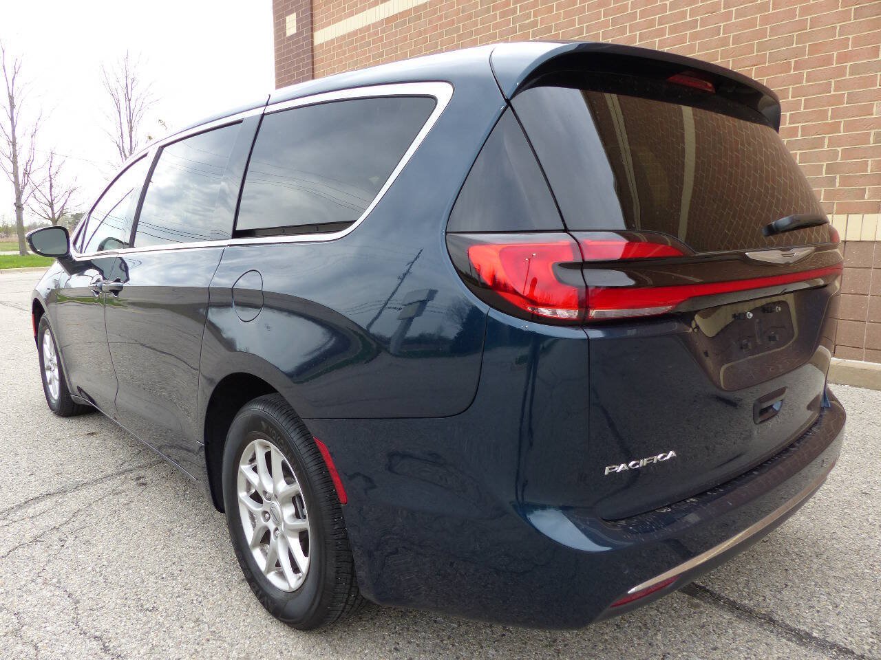 Used 2025 Chrysler Pacifica Select FWD image 7