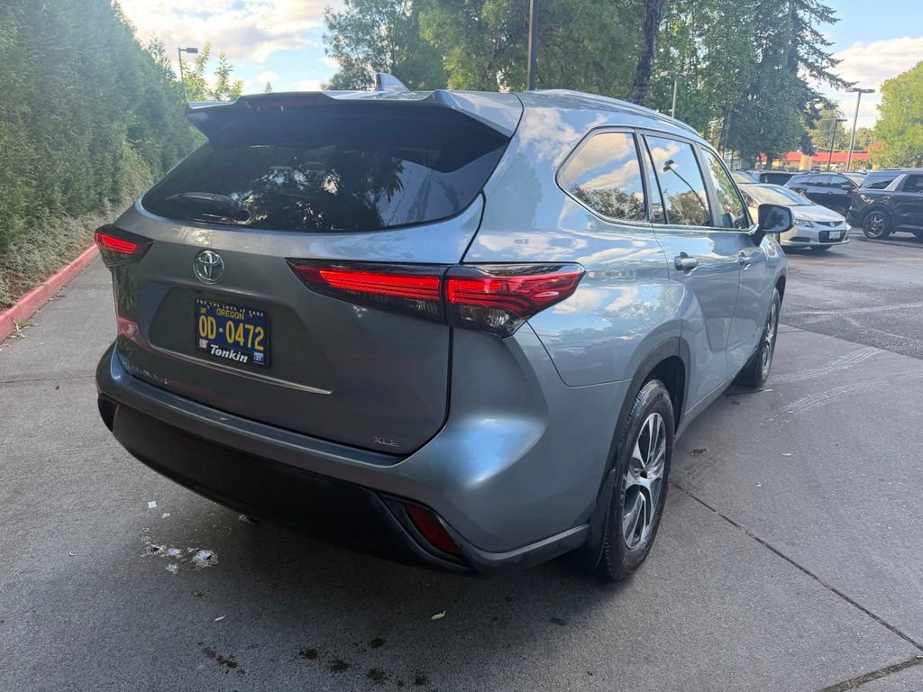 Used 2023 Toyota Highlander XLE FWD image 4