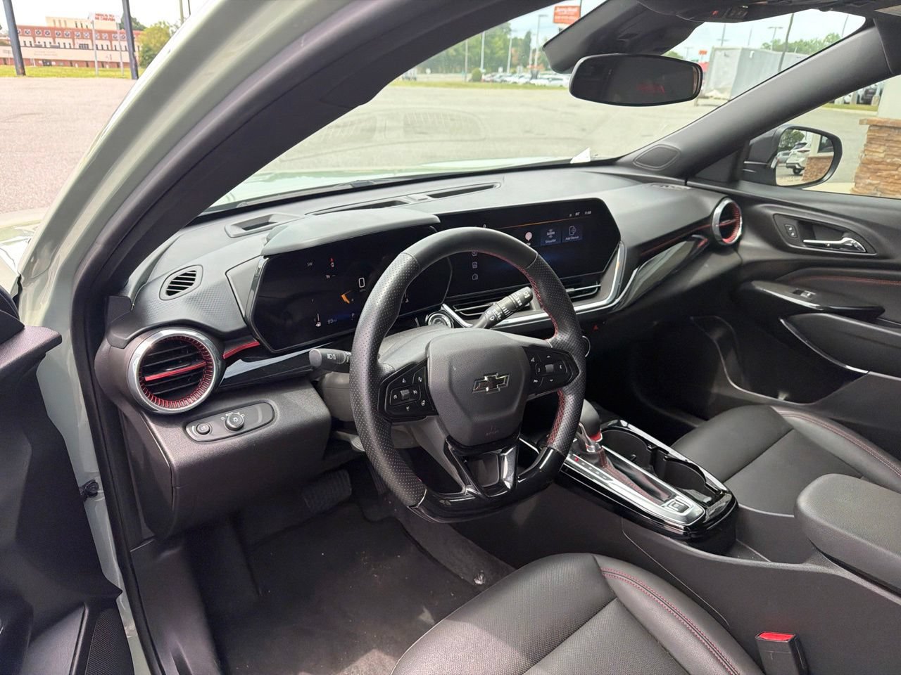 Used 2024 Chevrolet Trax RS FWD image 4