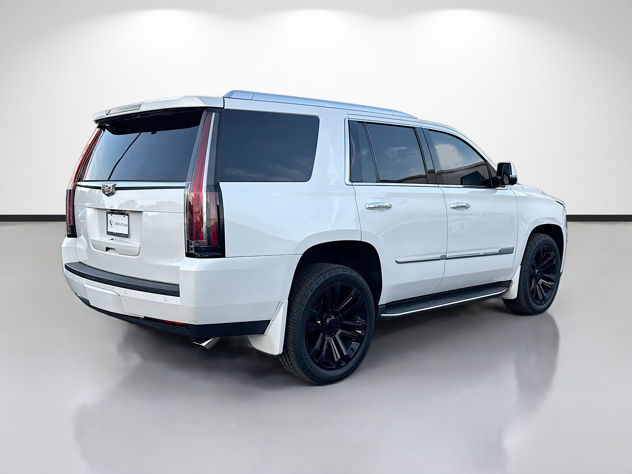 Used 2016 Cadillac Escalade Luxury RWD image 3