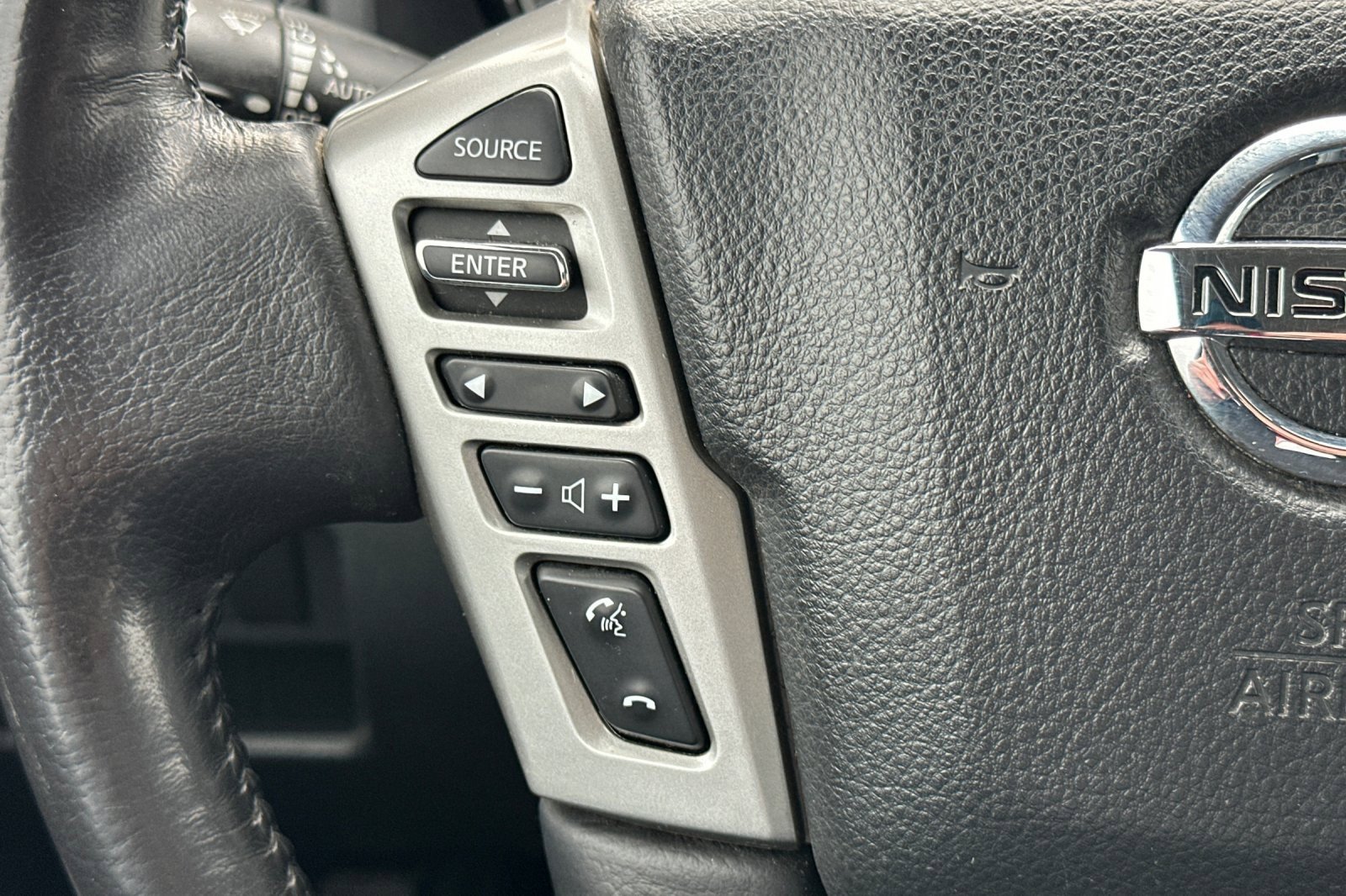 Used 2018 Nissan Titan SL w/ Chrome Package image 35