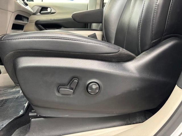 Used 2024 Chrysler Pacifica Touring-L FWD image 7