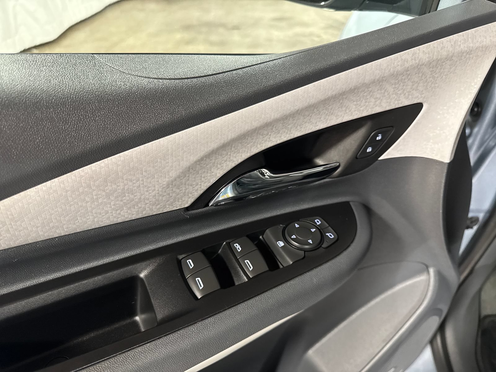 Used 2018 Chevrolet Bolt Premier w/ Driver Confidence II Package FWD image 16