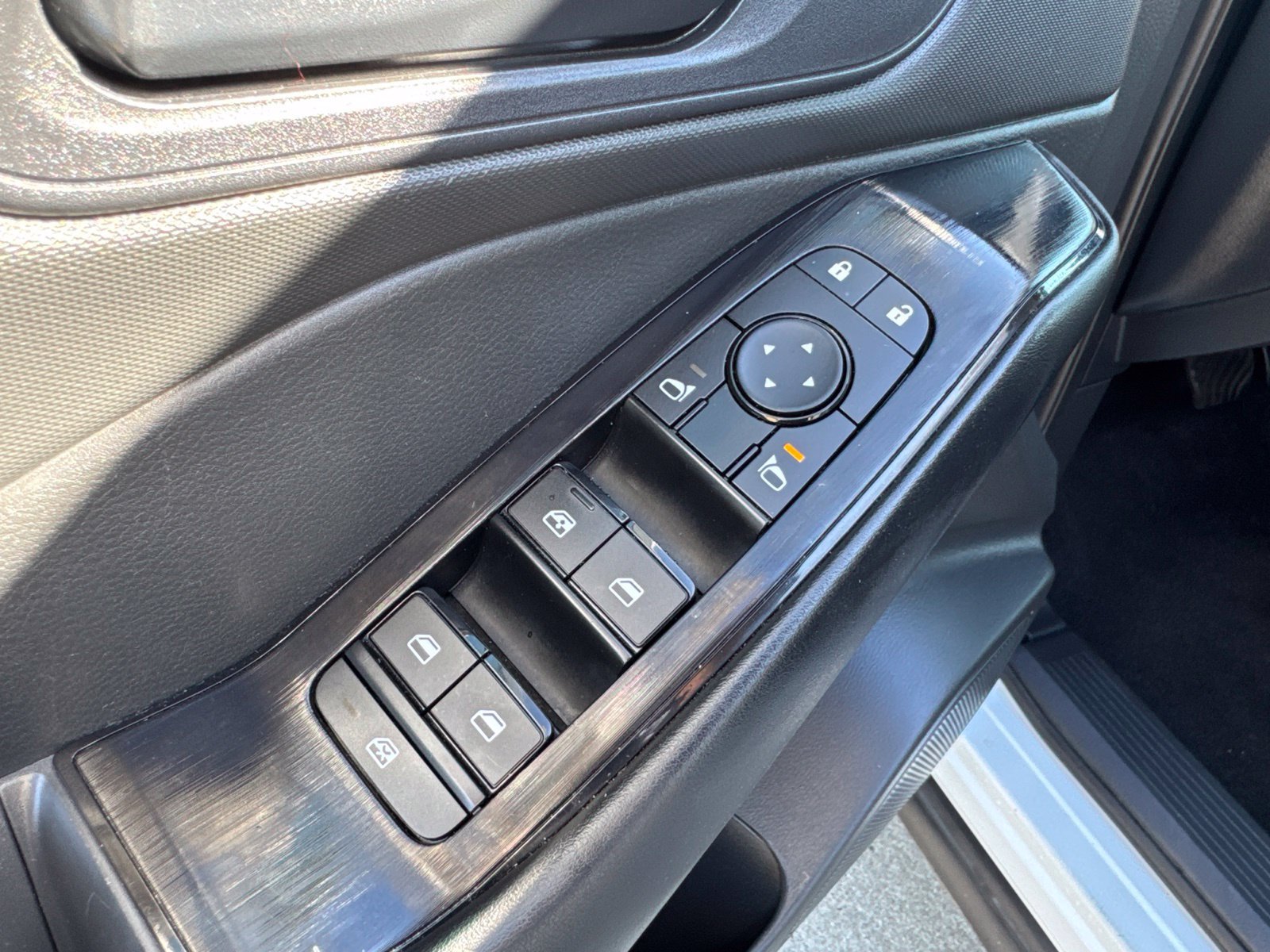 Used 2024 Nissan Rogue S AWD/4WD image 15