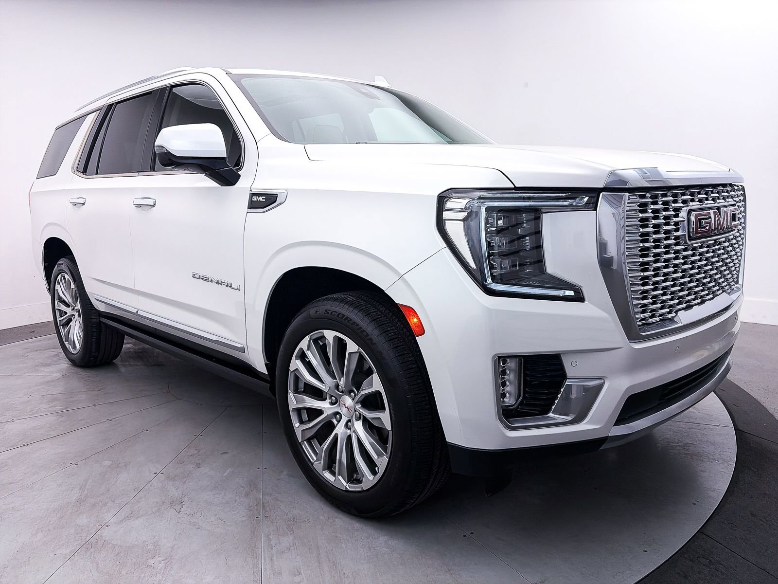 Used 2021 GMC Yukon Denali w/ Denali Premium Package image 14