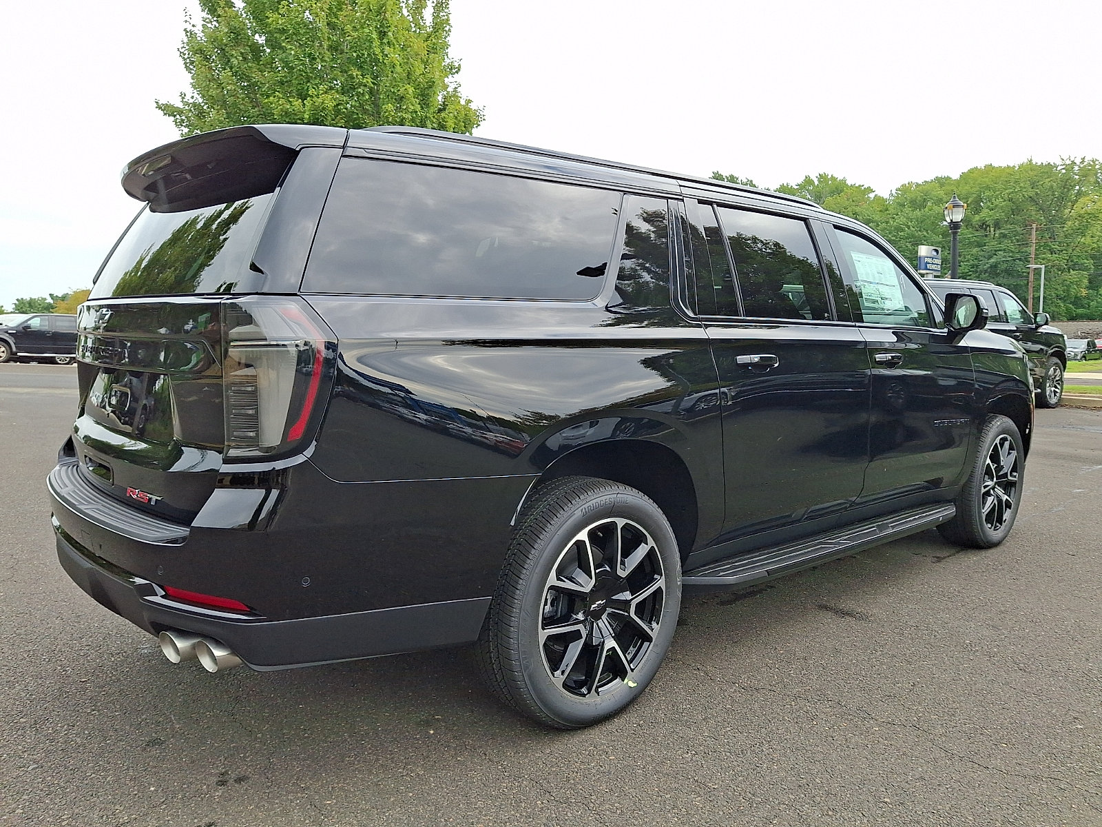 New 2026 Chevrolet Suburban RST w/ RST Capability Package AWD/4WD image 4