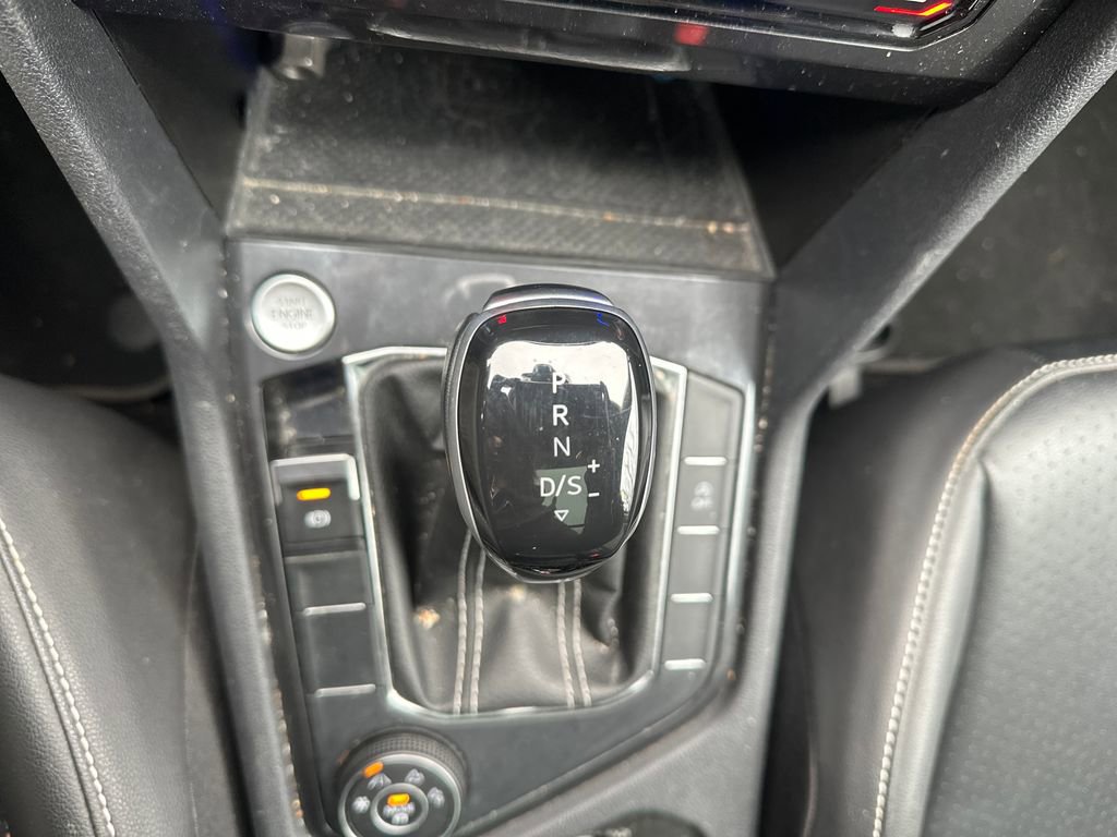 Used 2023 Volkswagen Tiguan SE w/ Panoramic Sunroof Package image 12