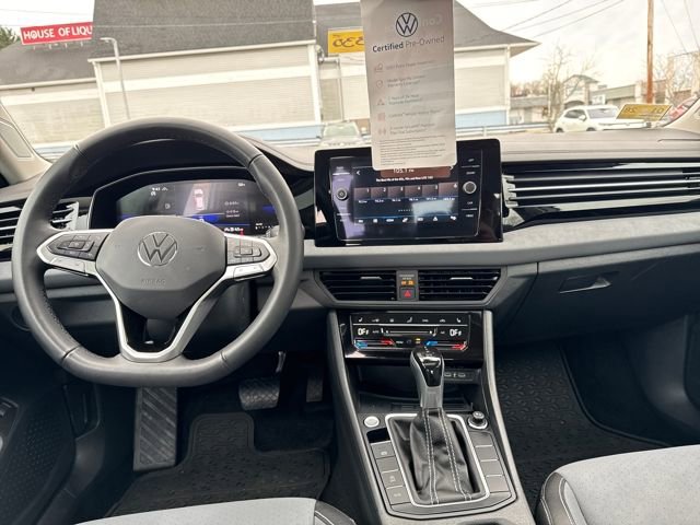 Certified 2025 Volkswagen Jetta SE w/ Sunroof Package image 16