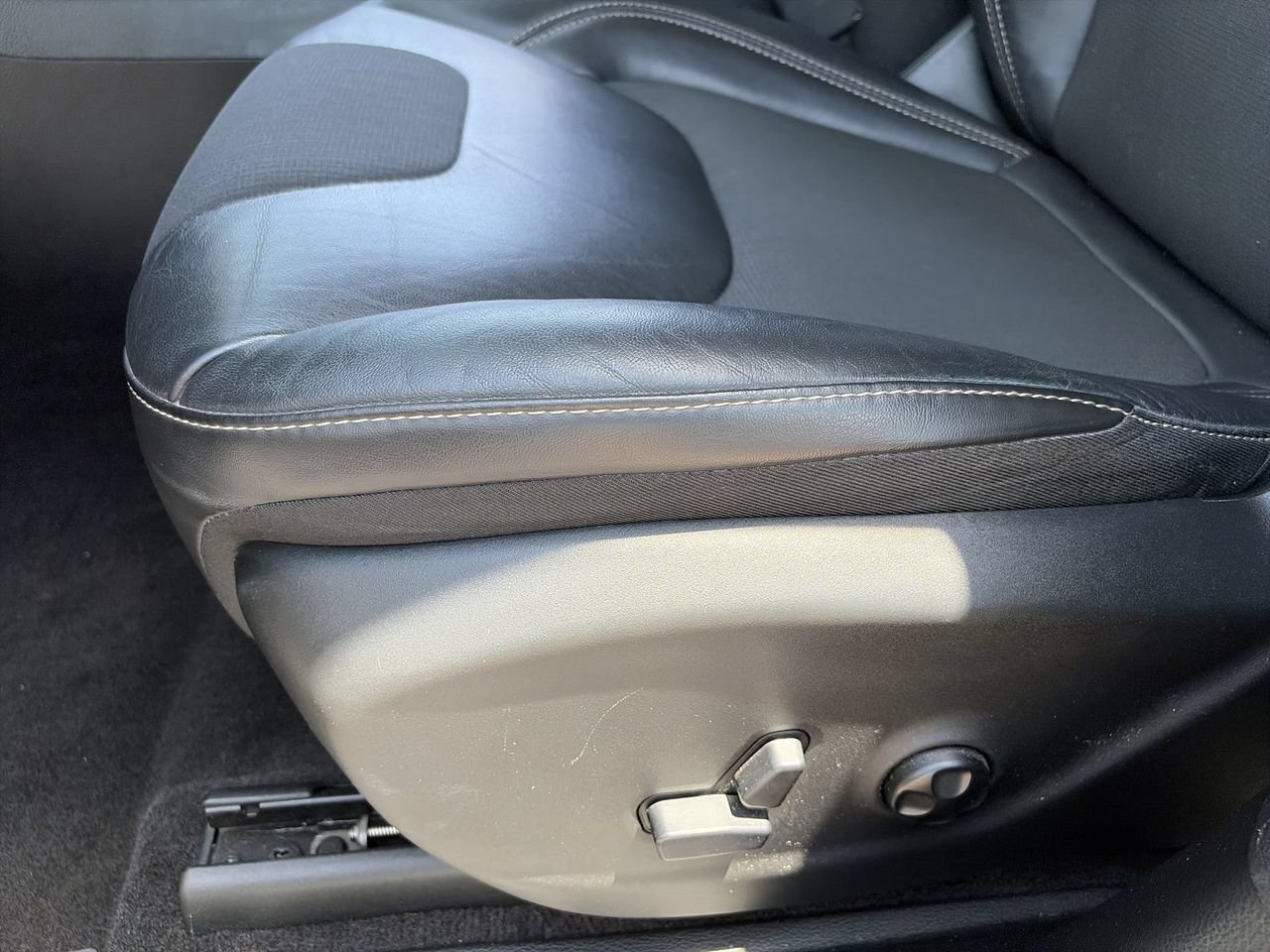 Used 2018 Jeep Cherokee Latitude Plus w/ Comfort/Convenience Group FWD image 19