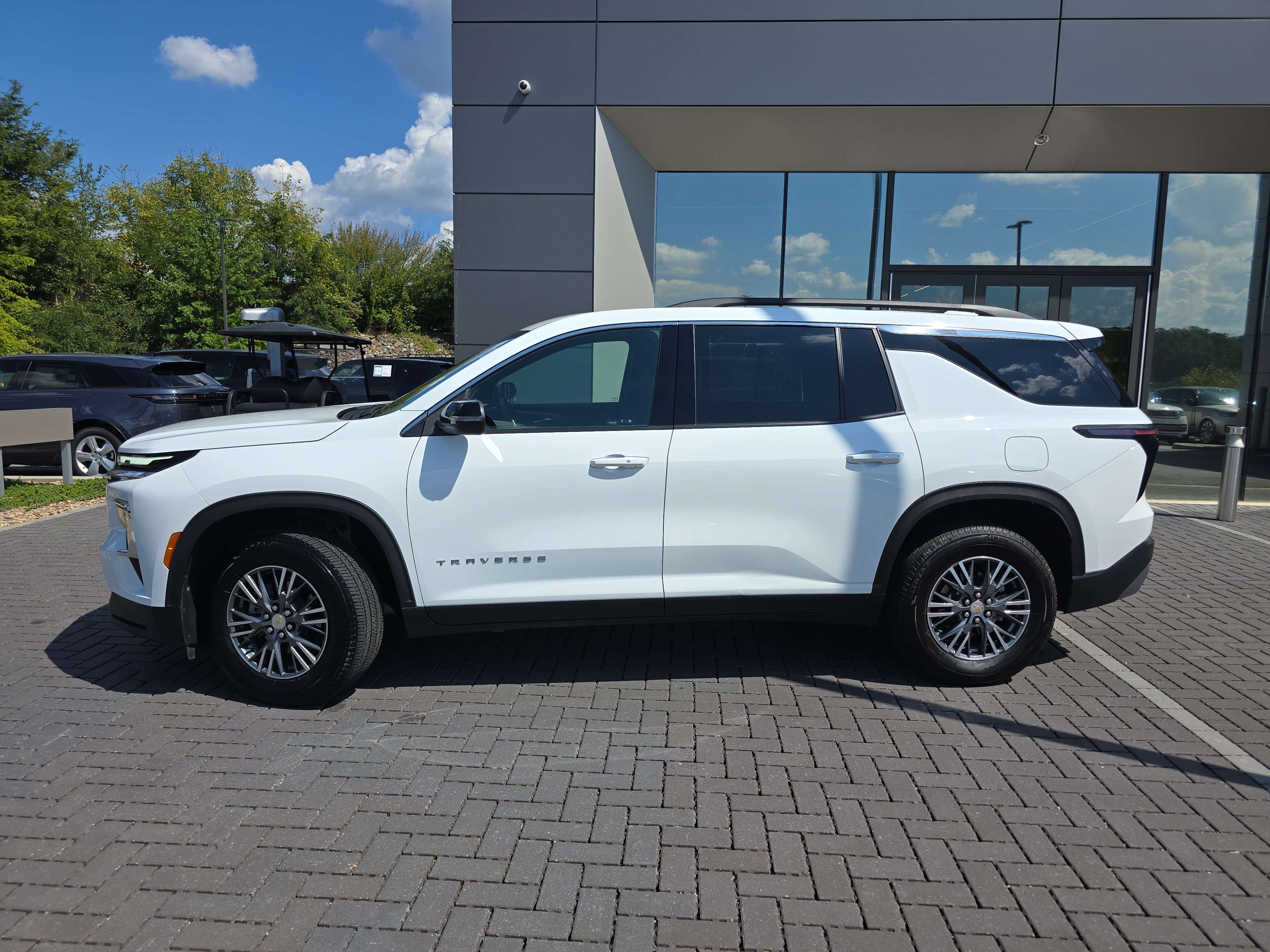 Used 2025 Chevrolet Traverse LT FWD image 8