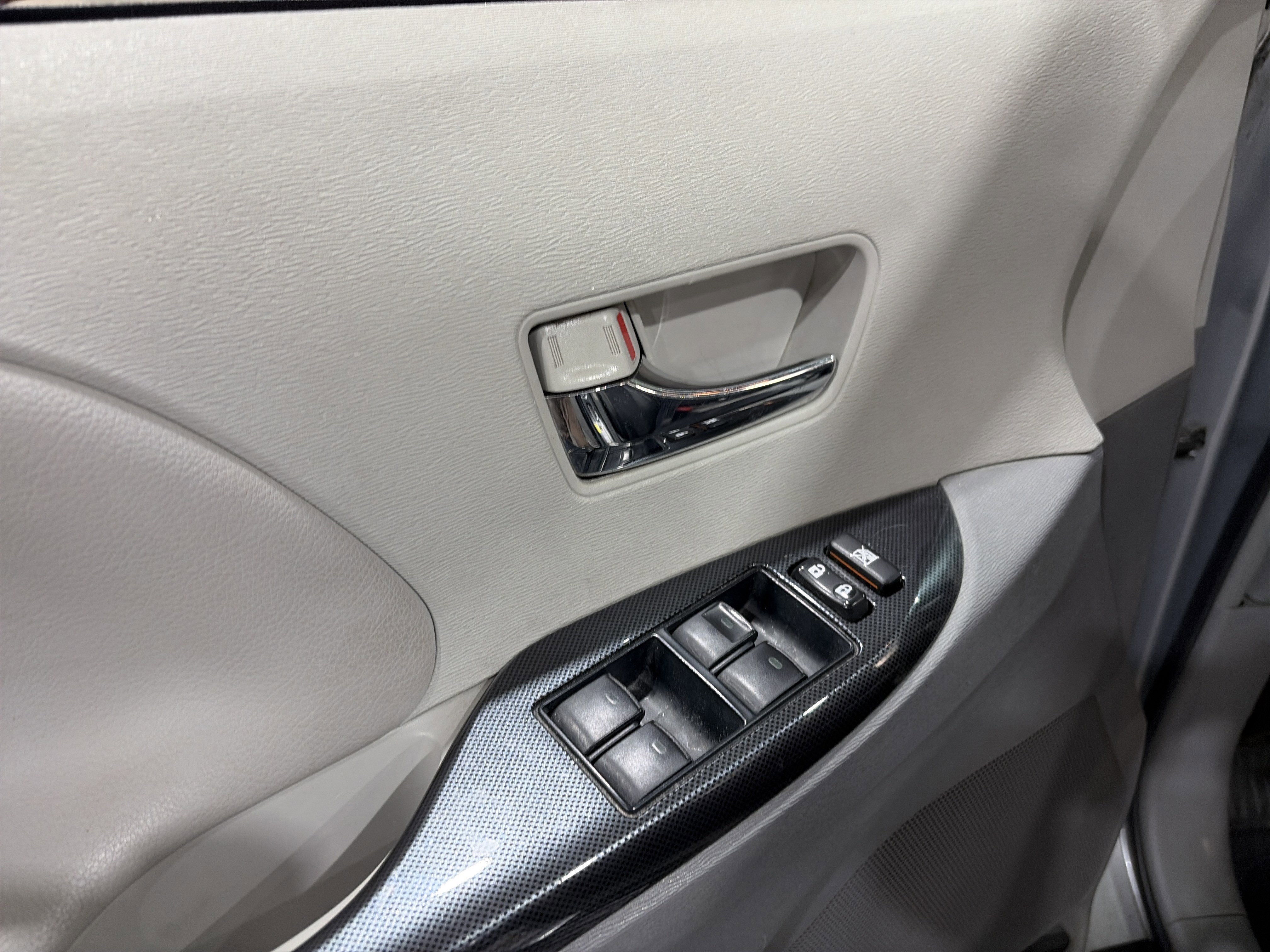 Used 2013 Toyota Sienna SE w/ Premium Pkg w/Entune FWD image 16