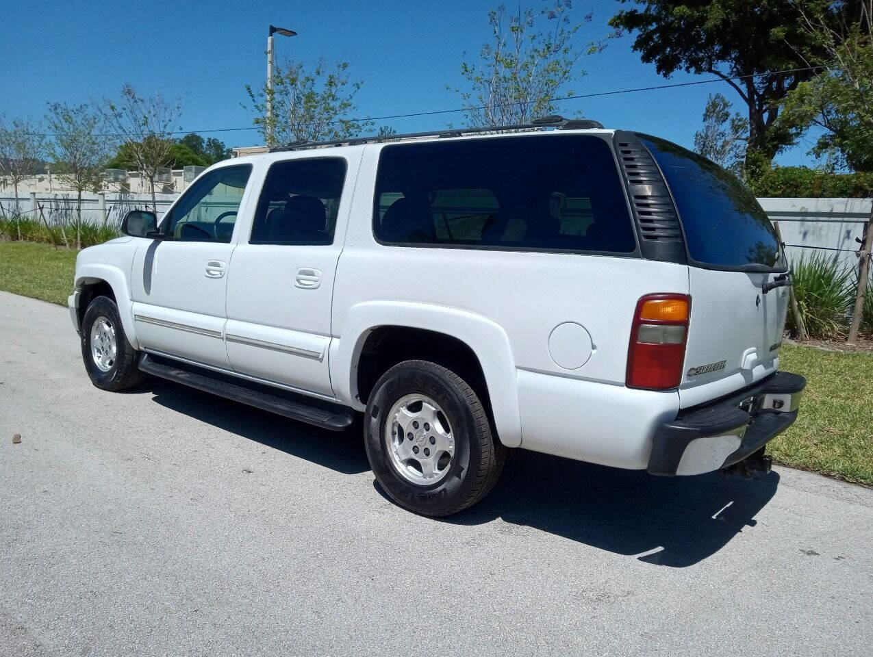 Used 2002 Chevrolet Suburban LT image 11