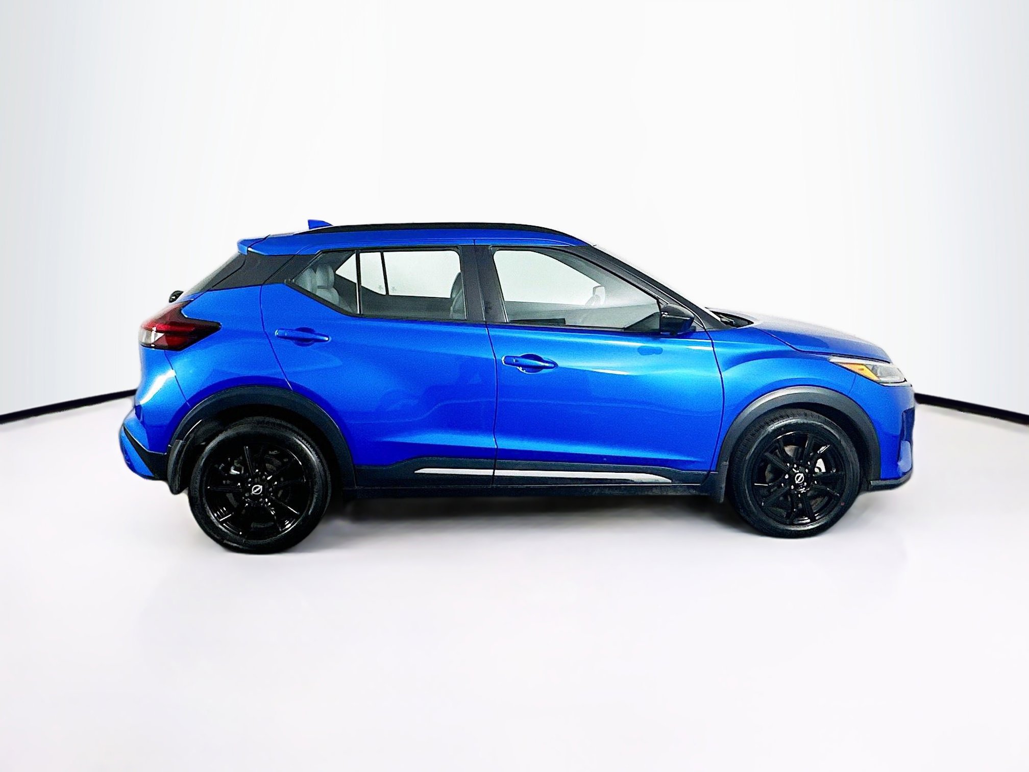 Used 2023 Nissan Kicks SR w/ SR Premium Package image 10