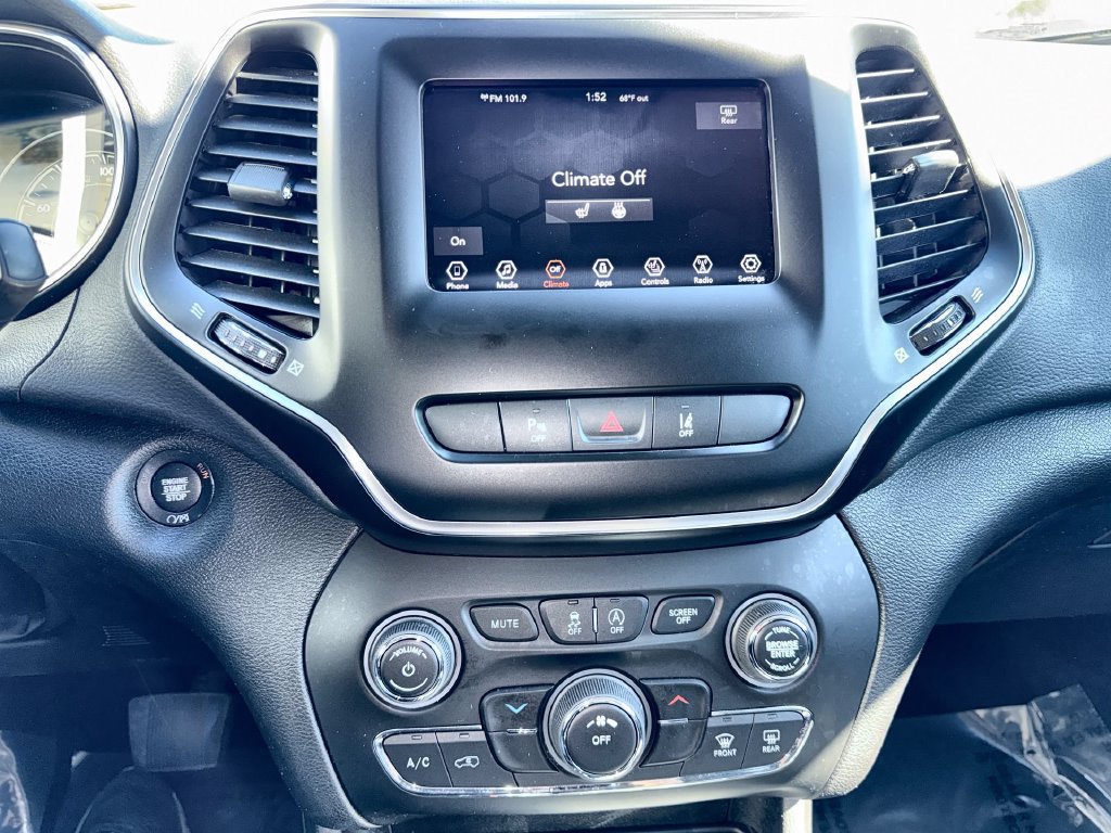 Used 2021 Jeep Cherokee Latitude Plus AWD/4WD image 17