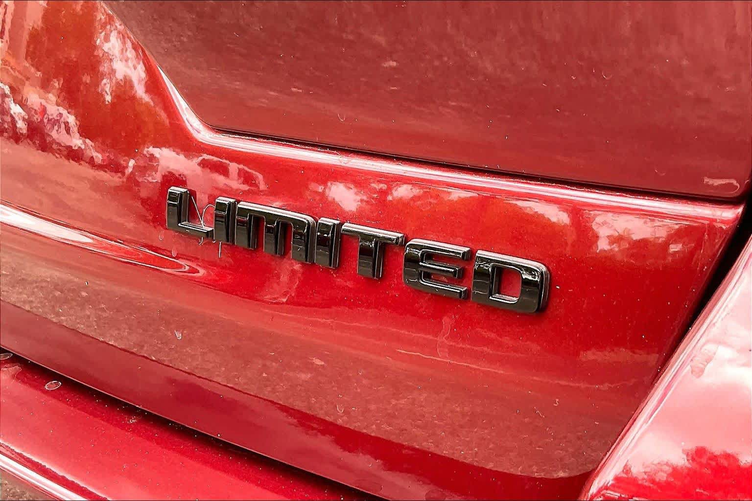 Used 2024 Jeep Grand Cherokee Limited w/ Black Appearance Package RWD image 9