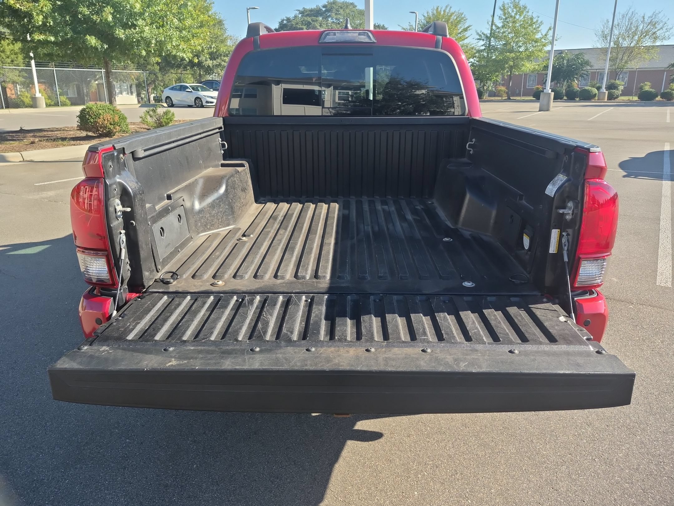 Used 2018 Toyota Tacoma TRD Off-Road w/ Technology Package AWD/4WD image 32