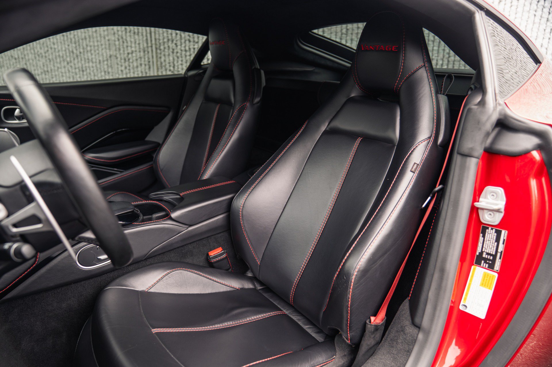 Used 2019 Aston Martin V8 Vantage Coupe RWD image 2