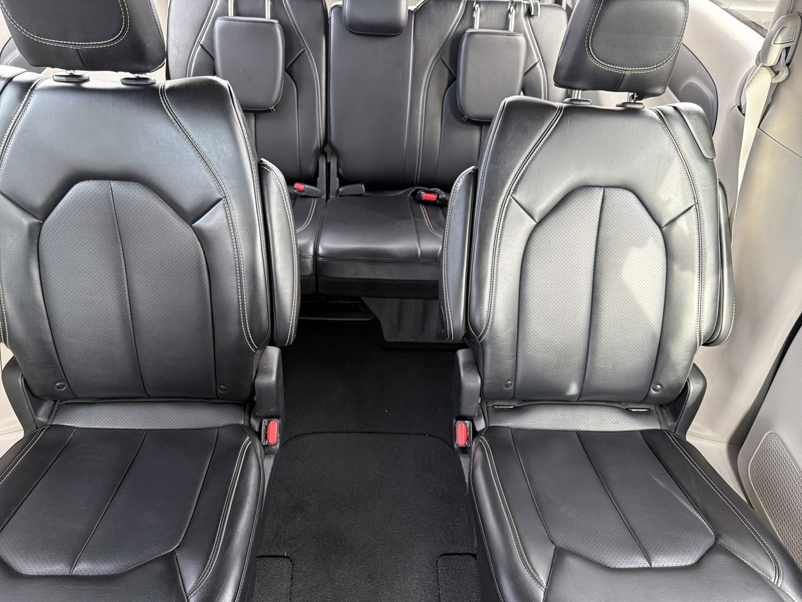 Used 2024 Chrysler Pacifica Touring-L image 13