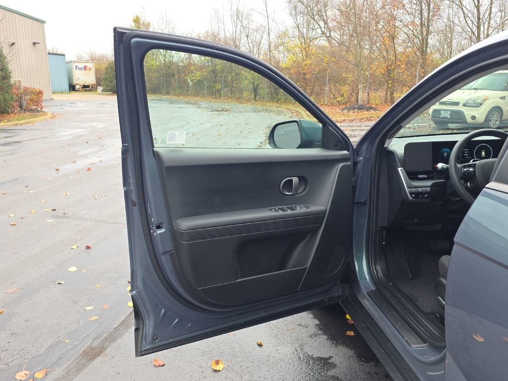 Used 2025 Hyundai Ioniq 5 SE image 13