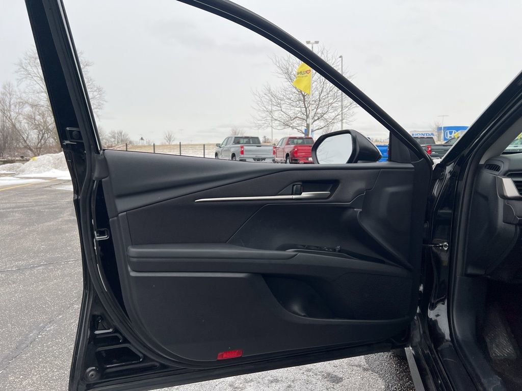Used 2025 Toyota Camry LE image 7