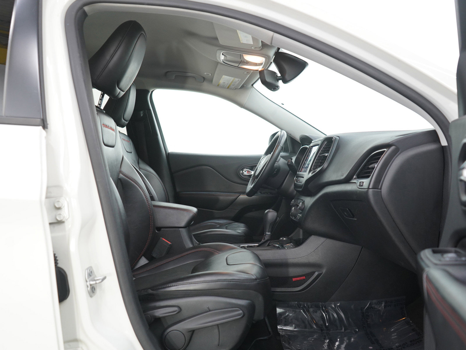 Used 2019 Jeep Cherokee Trailhawk w/ Cold Weather Group image 10