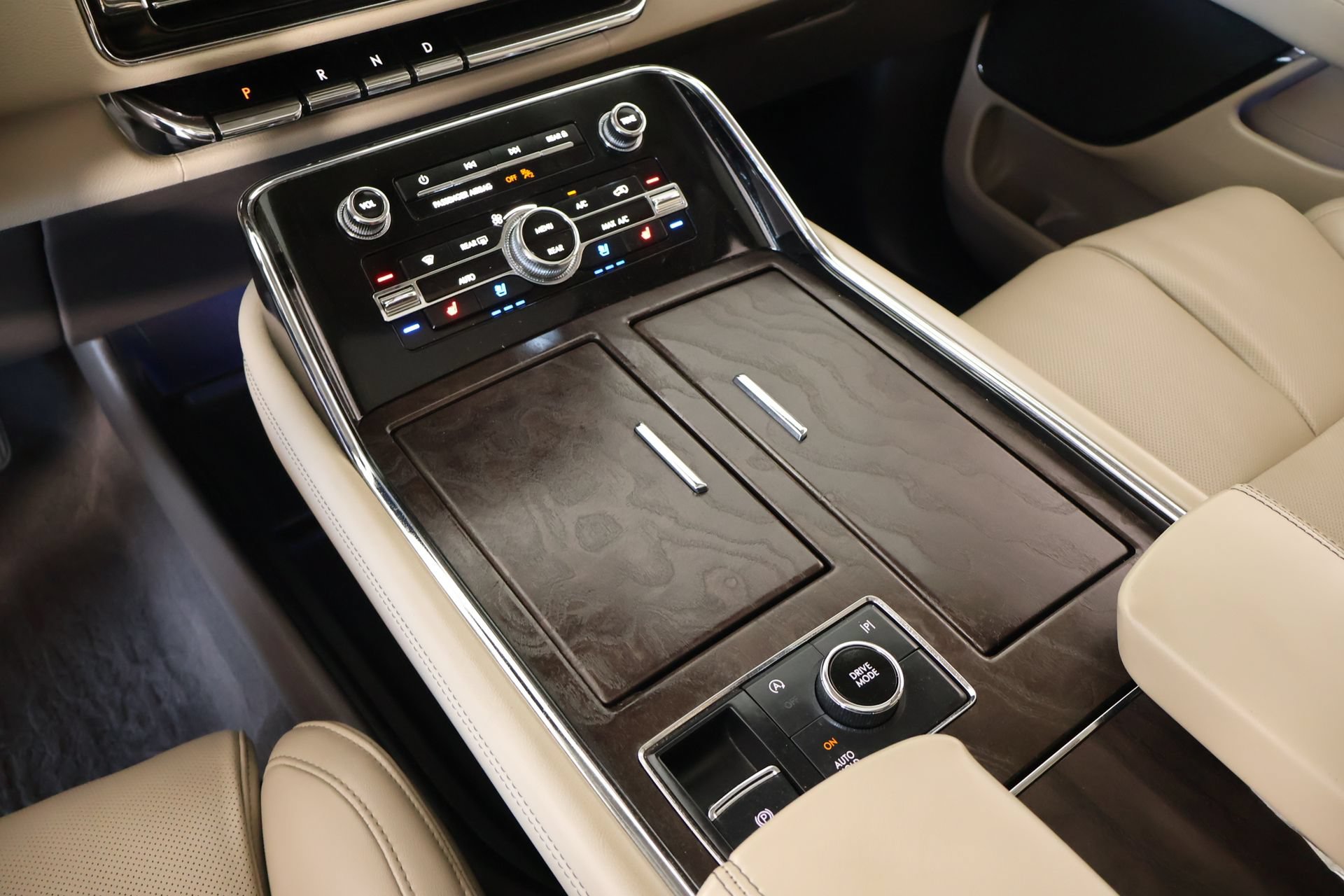 Used 2024 Lincoln Navigator Premiere AWD/4WD image 9