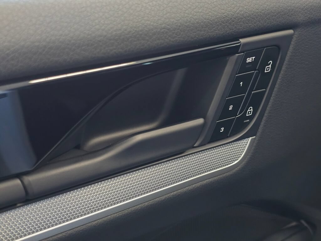 Certified 2025 Porsche Cayenne Coupe AWD/4WD image 38