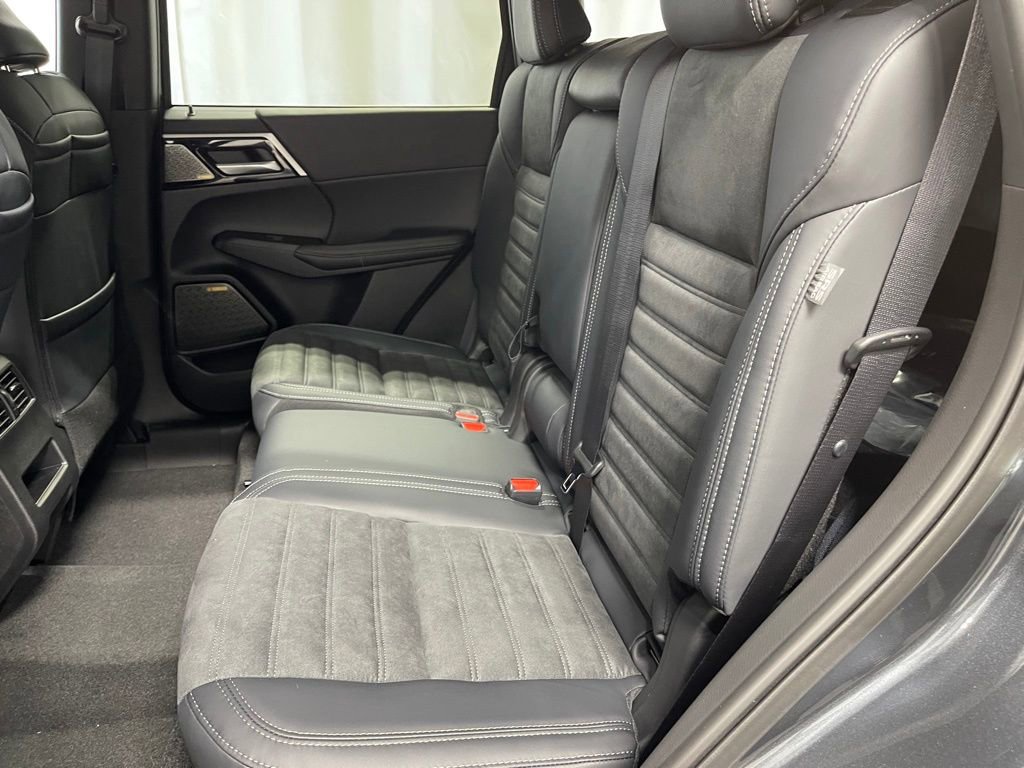 New 2025 Mitsubishi Outlander SE image 24