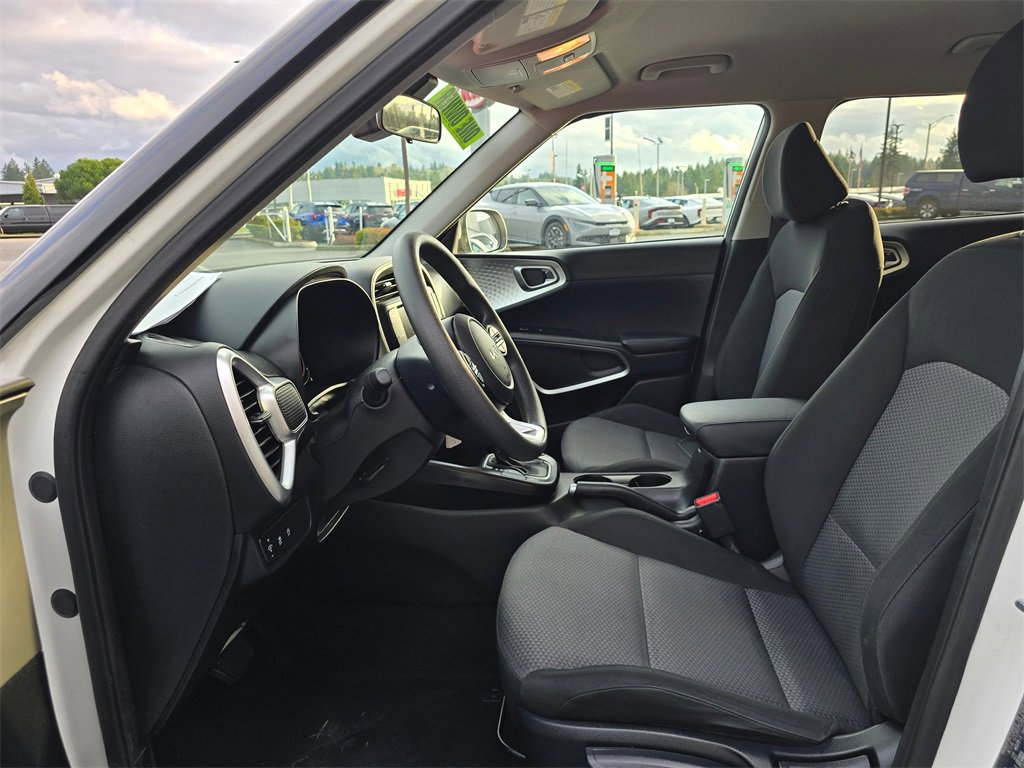 Used 2023 Kia Soul LX image 8