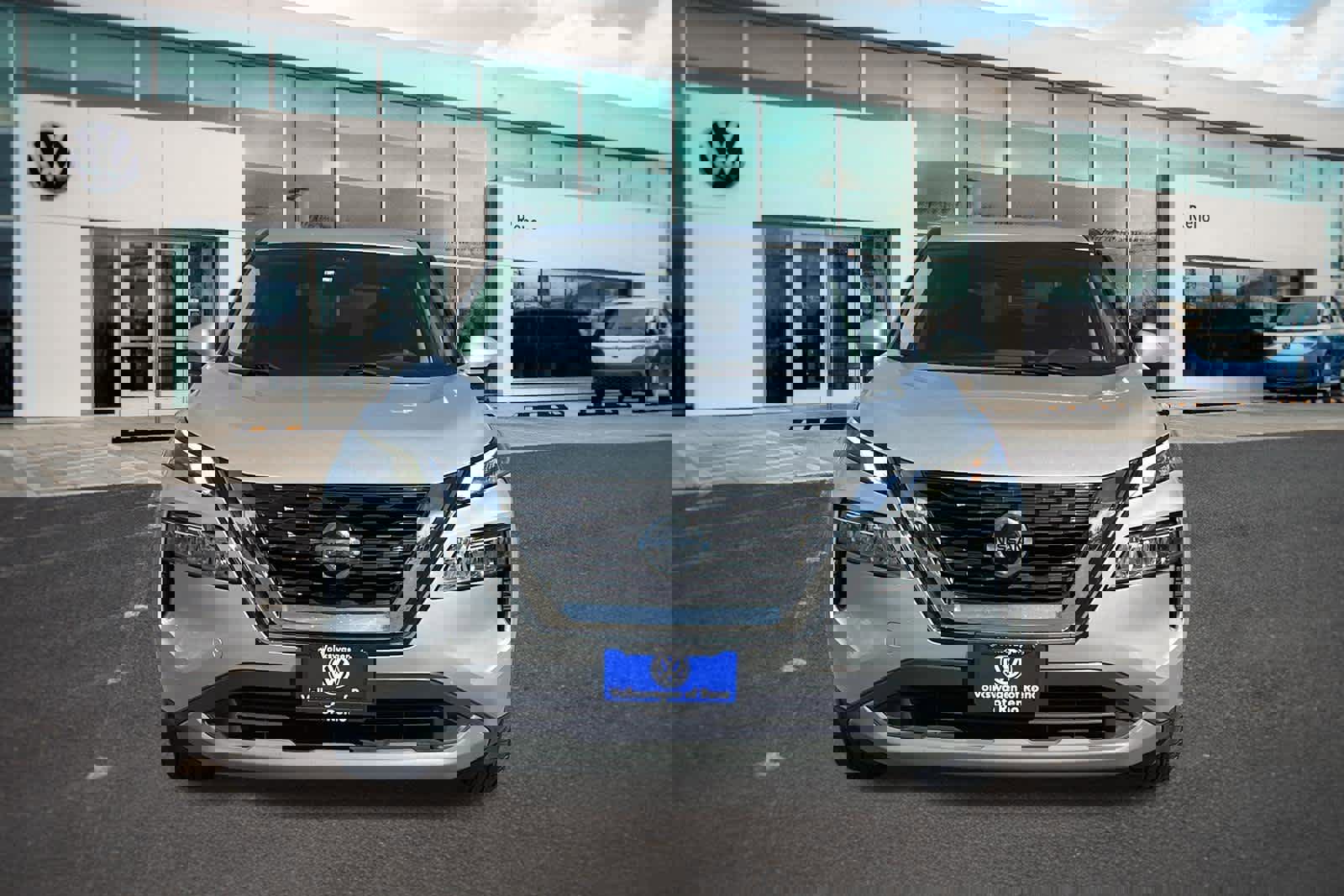 Used 2021 Nissan Rogue SV image 2