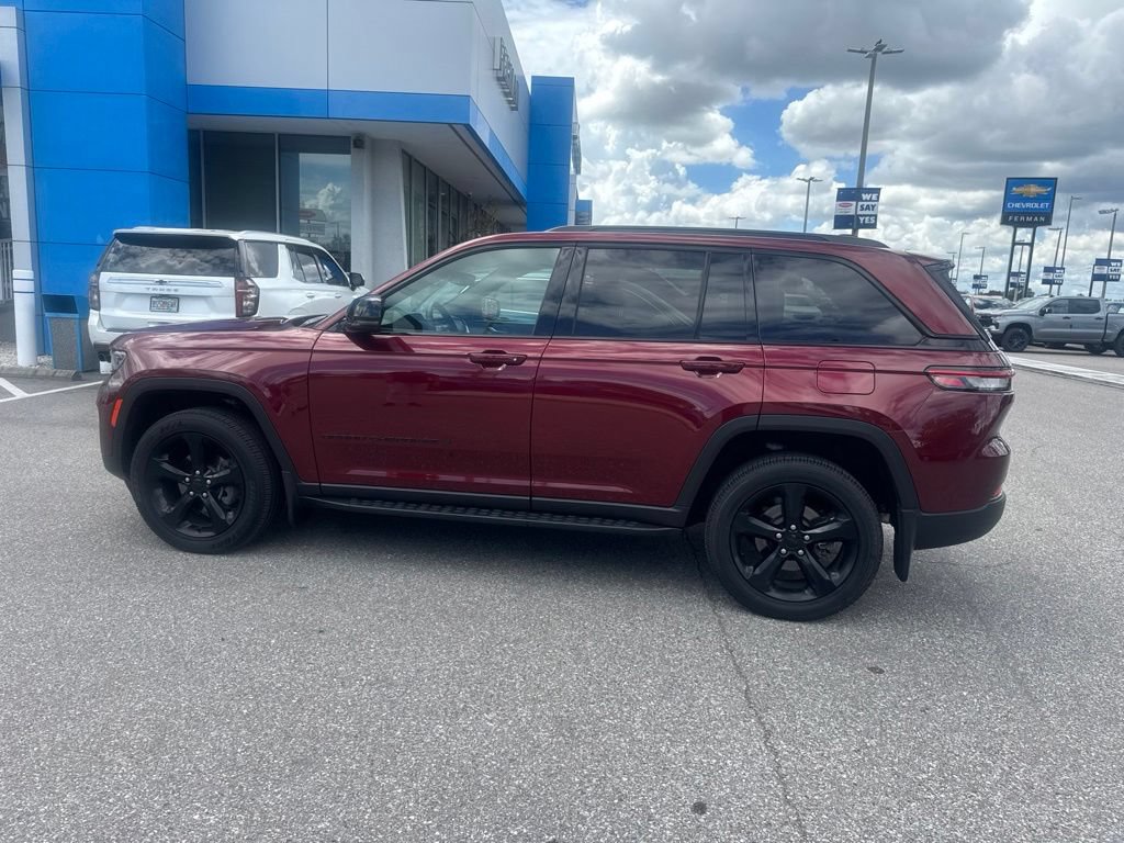 Used 2024 Jeep Grand Cherokee Altitude RWD image 7
