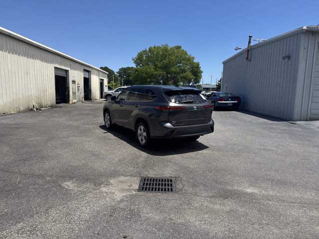 Used 2022 Toyota Highlander L FWD image 7