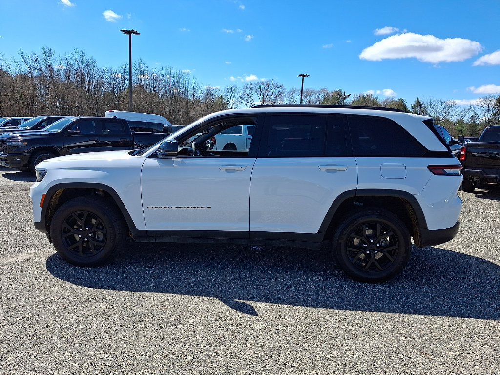 Certified 2024 Jeep Grand Cherokee Altitude AWD/4WD image 7