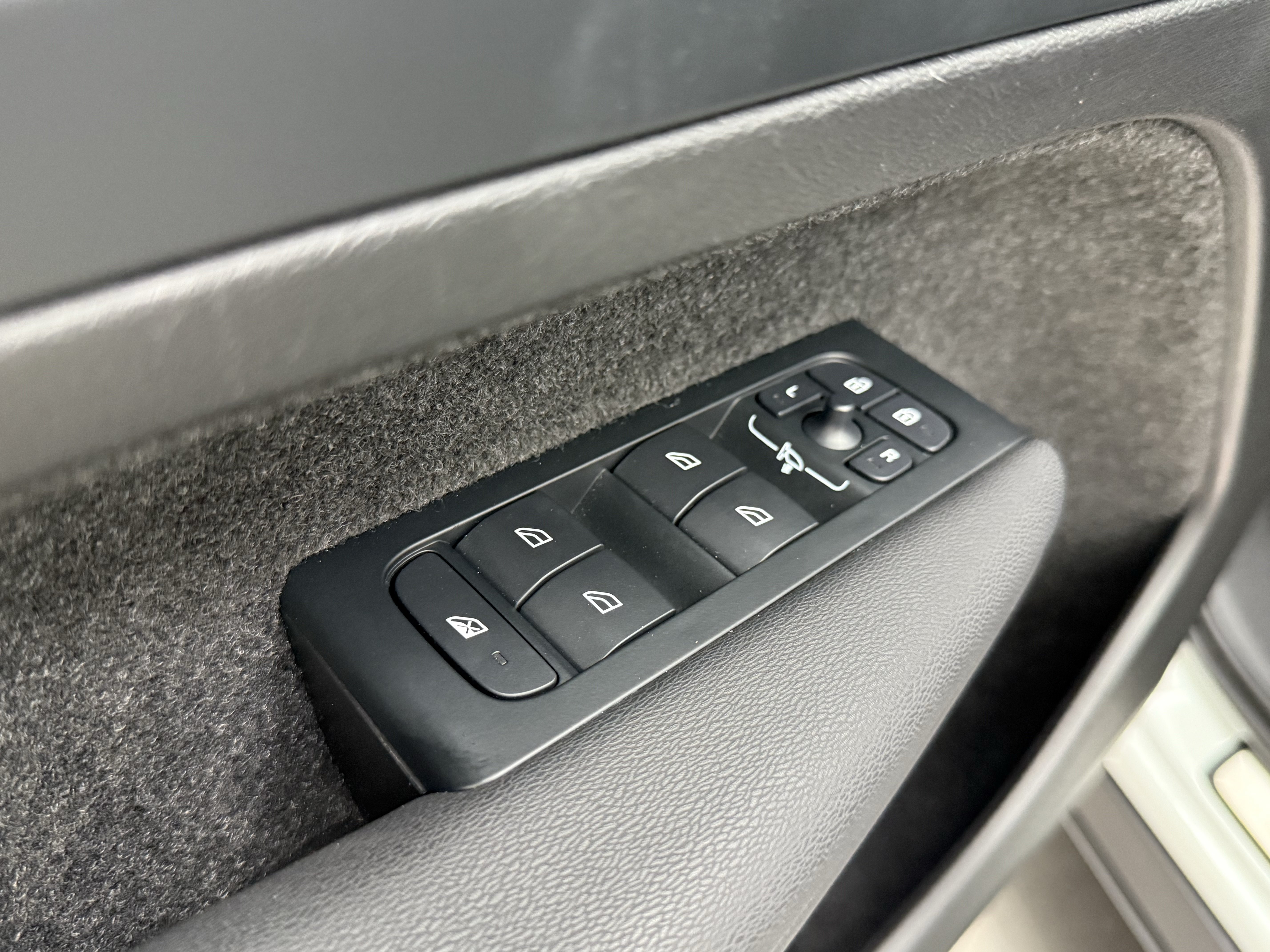 Certified 2026 Volvo XC40 B5 Plus AWD/4WD image 17
