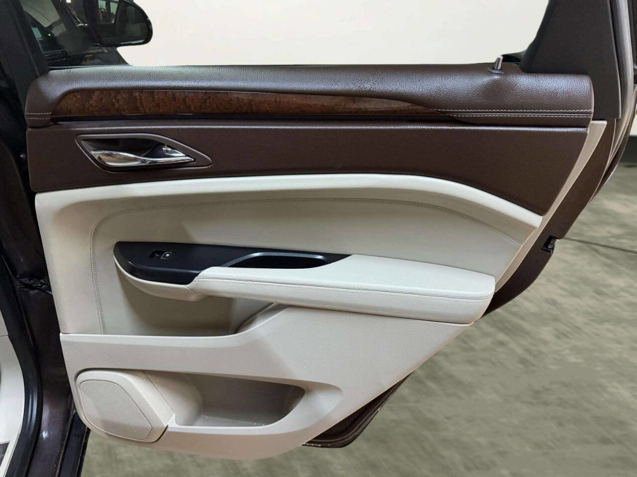 Used 2015 Cadillac SRX Luxury w/ Driver Awareness Package image 25