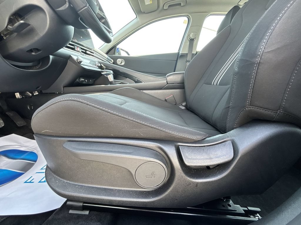 Used 2025 Hyundai Elantra SEL FWD image 14