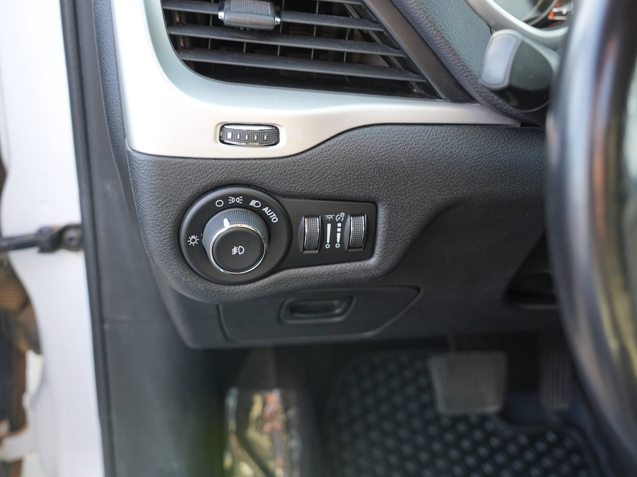 Used 2017 Jeep Cherokee Trailhawk AWD/4WD image 17