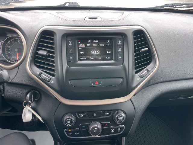 Used 2016 Jeep Cherokee Latitude w/ Cold Weather Group AWD/4WD image 6
