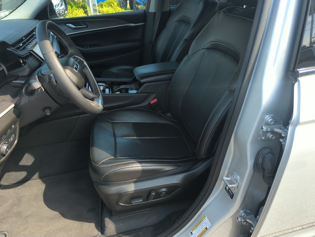 Used 2022 Jeep Grand Cherokee Limited 4xe w/ Luxury Tech Group II AWD/4WD image 11