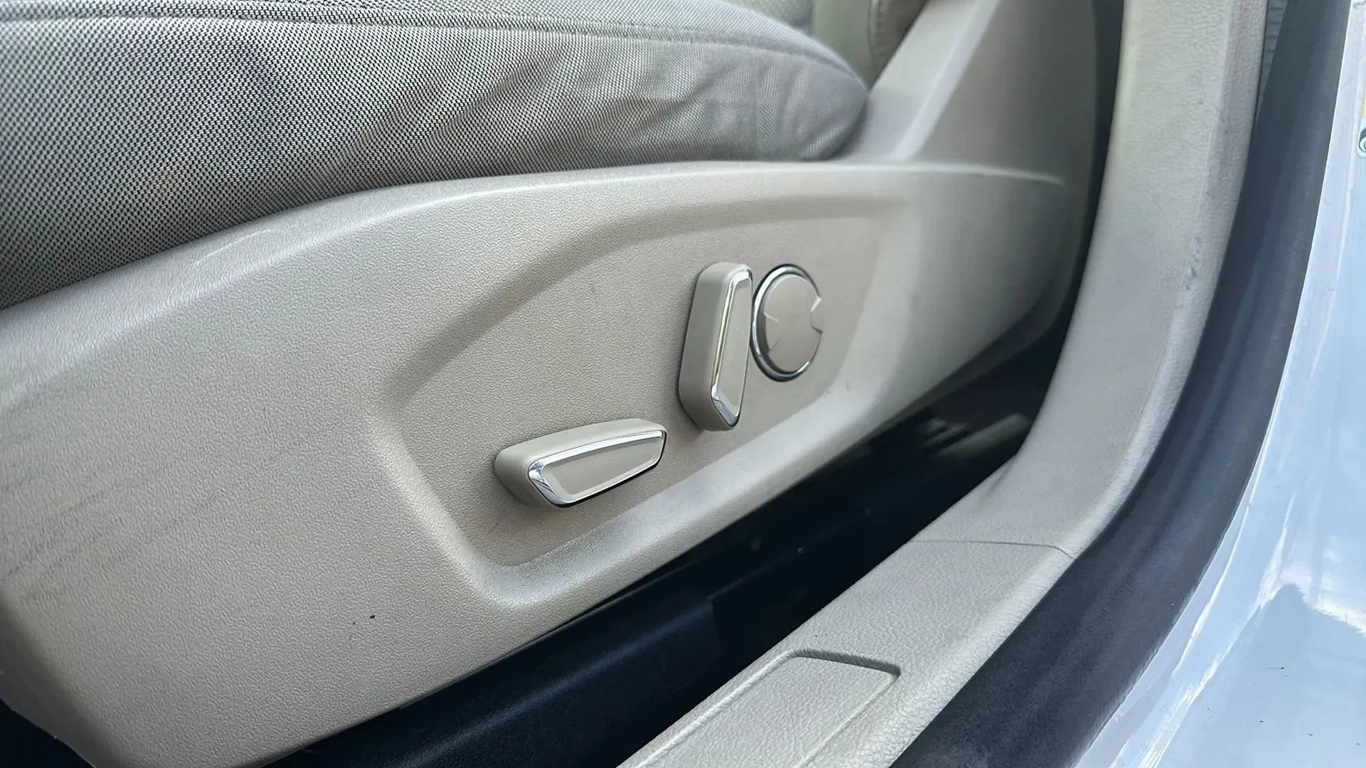 Used 2017 Ford Fusion SE FWD image 29