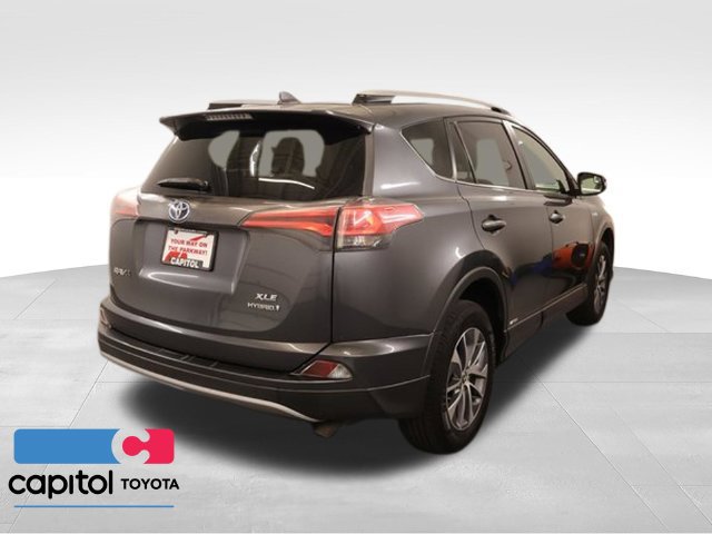 Used 2018 Toyota RAV4 XLE AWD/4WD image 2