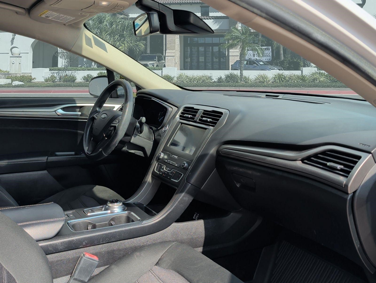 Used 2020 Ford Fusion SE FWD image 28